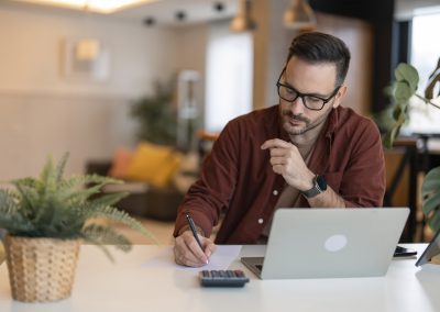 Businessfoto Mann sind am Schreibtisch mit Laptop