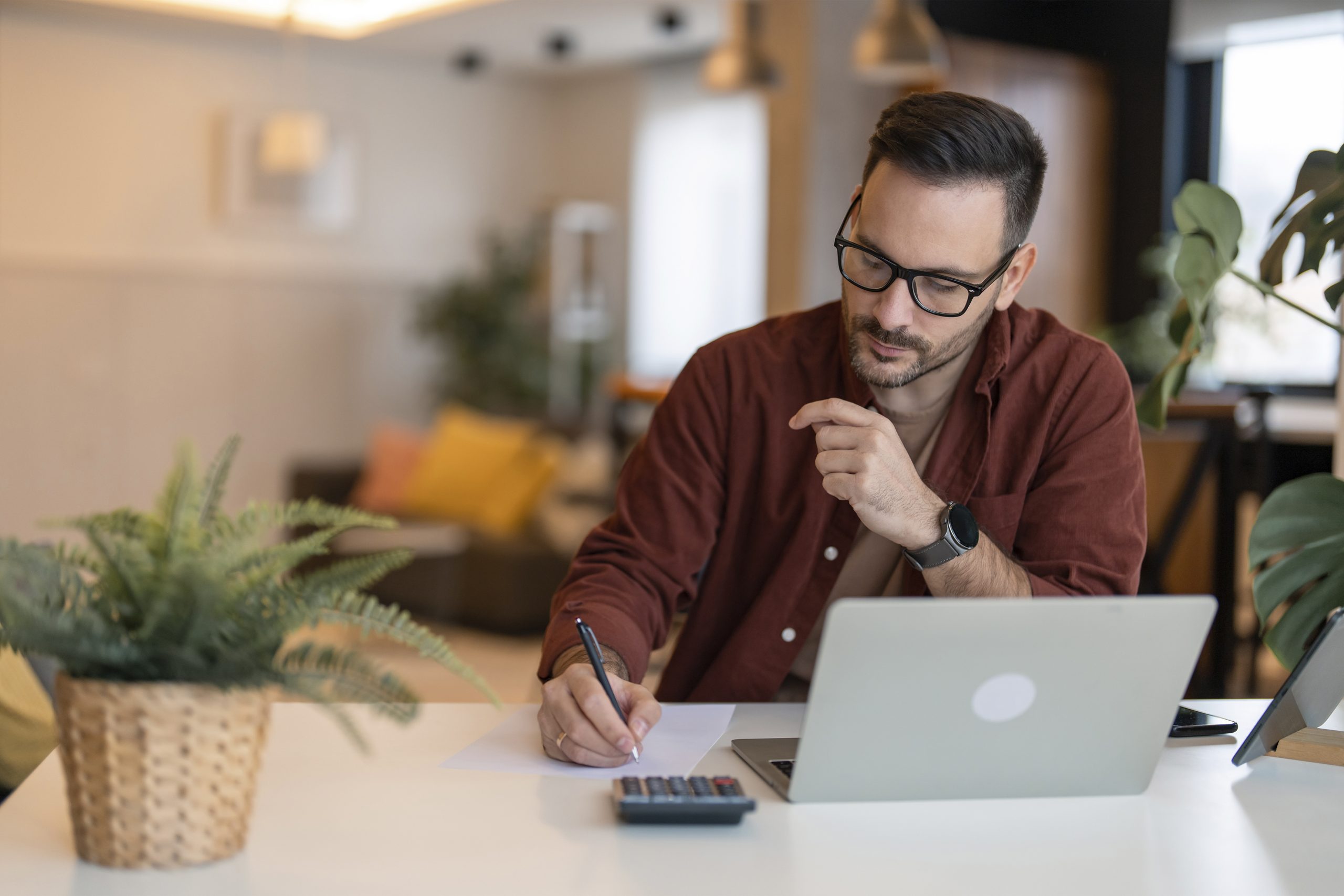 Businessfoto Mann sind am Schreibtisch mit Laptop