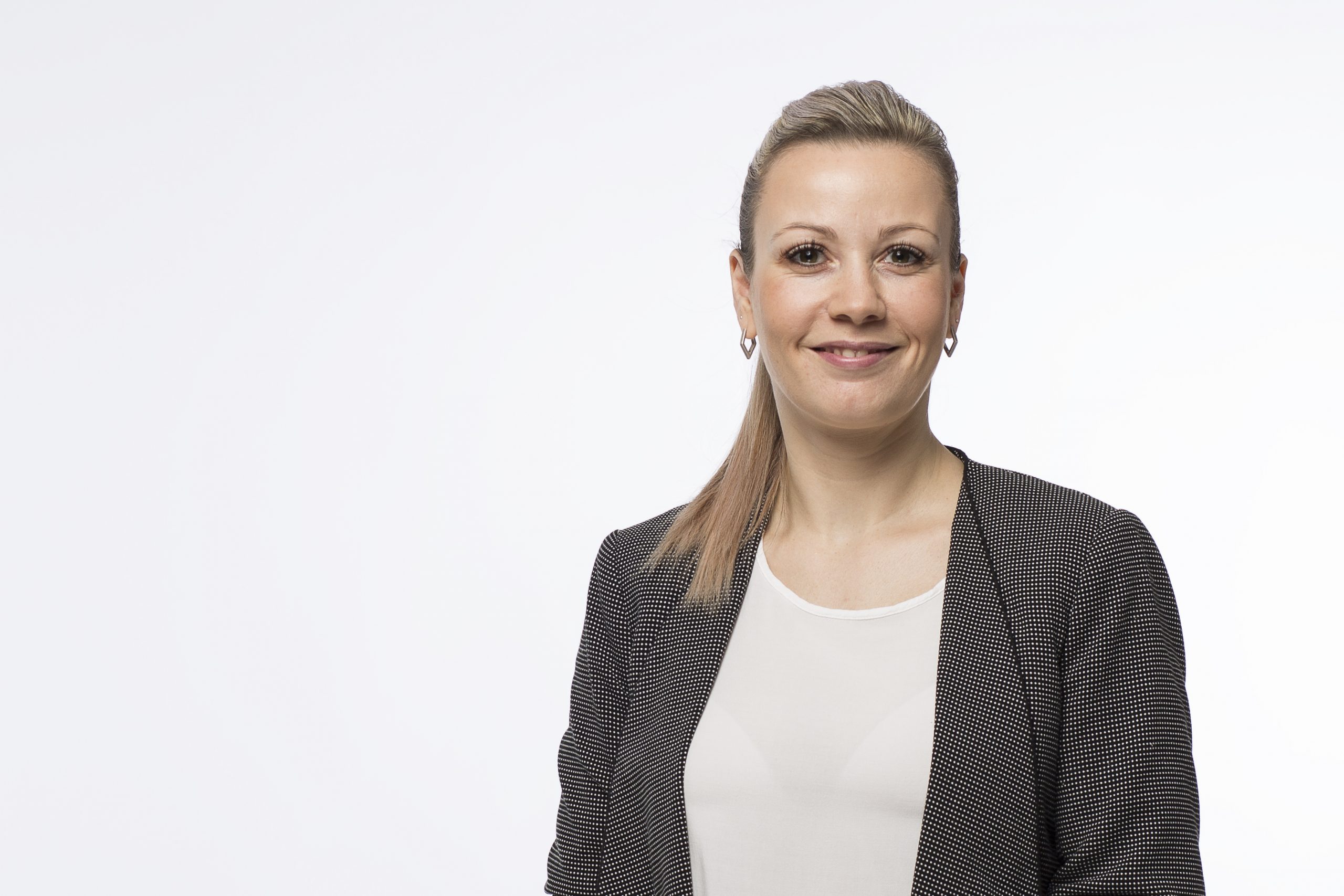 Headshot Fotografie - Frau mit blonden Haaren und grauem Blazer