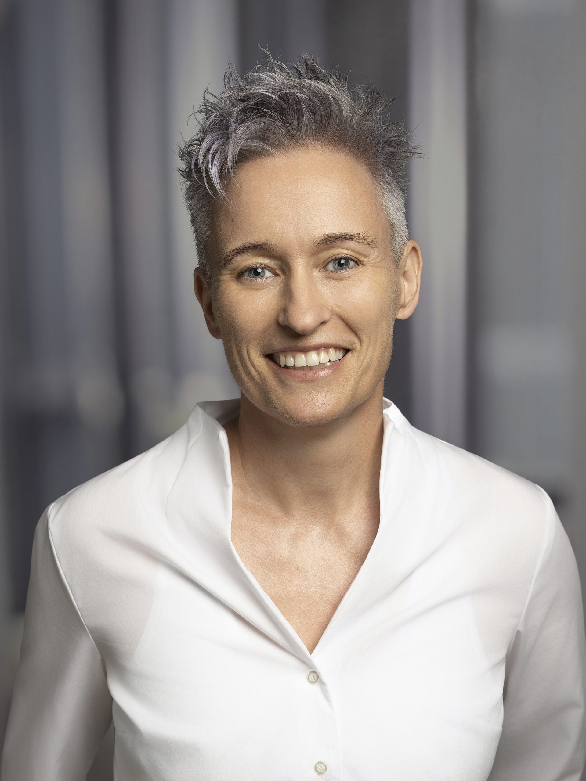 Bewerbungsfoto, Frau mit grauen Haaren und weißer Bluse