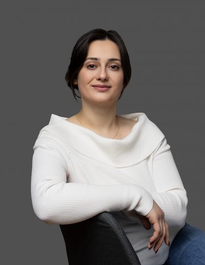 Bewerbungsfoto Frau mit weißem Pullover - Headshot