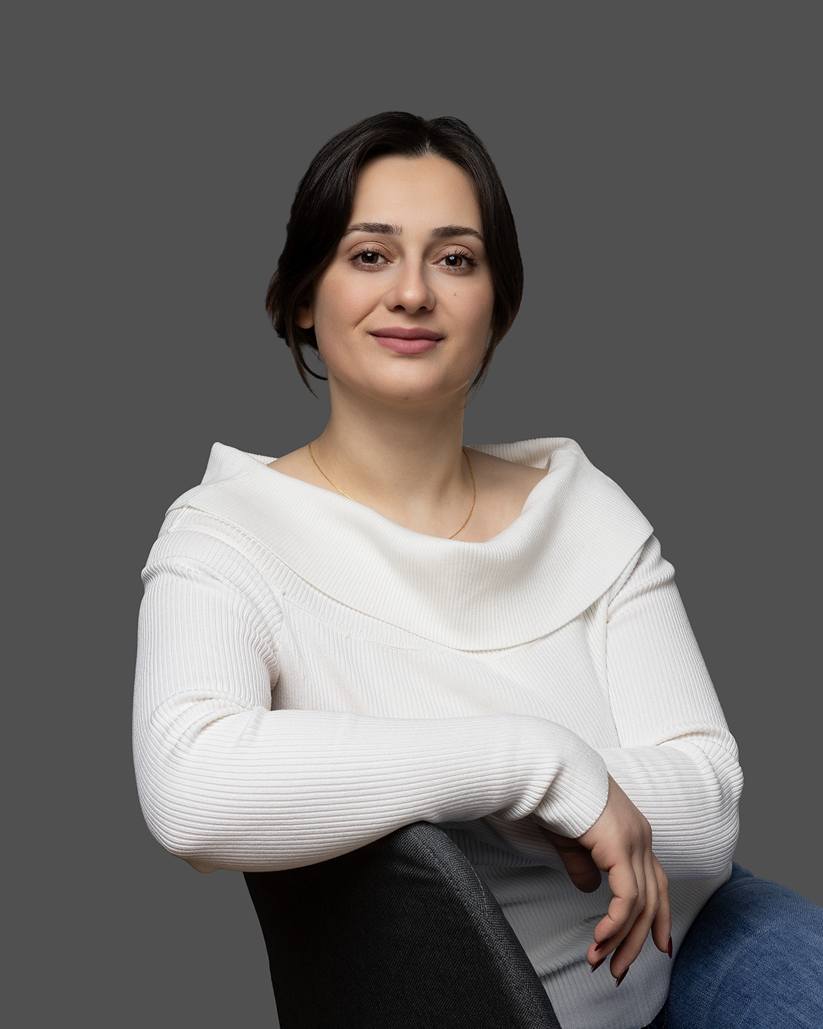 Bewerbungsfoto Frau mit weißem Pullover - Headshot